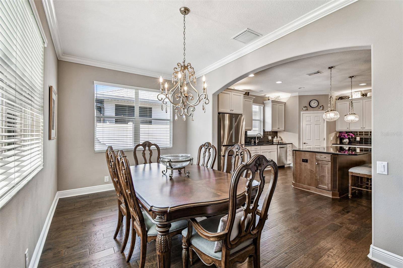 Listing photo id 17 for 2251 Highwood Court