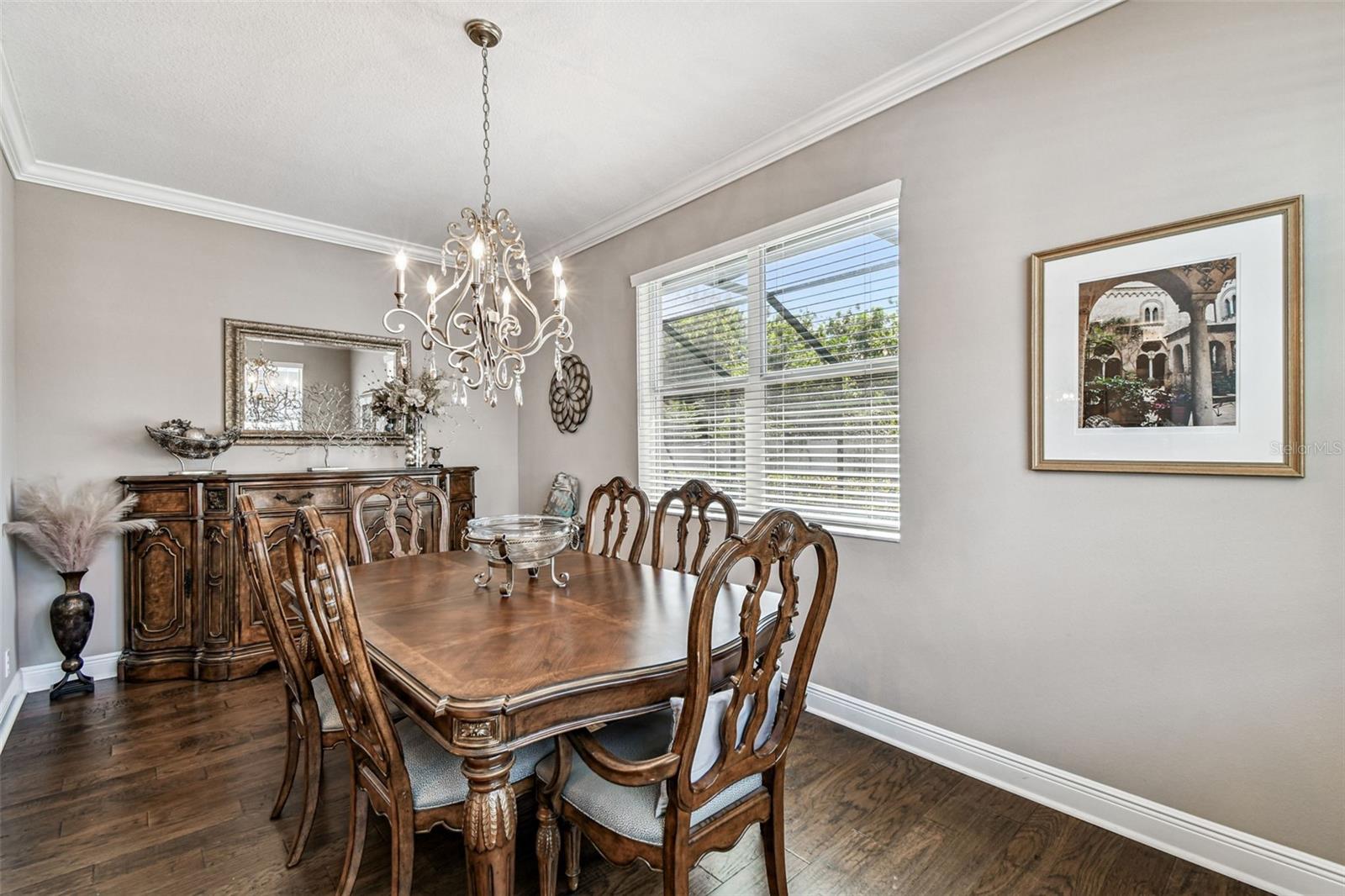 Listing photo id 18 for 2251 Highwood Court