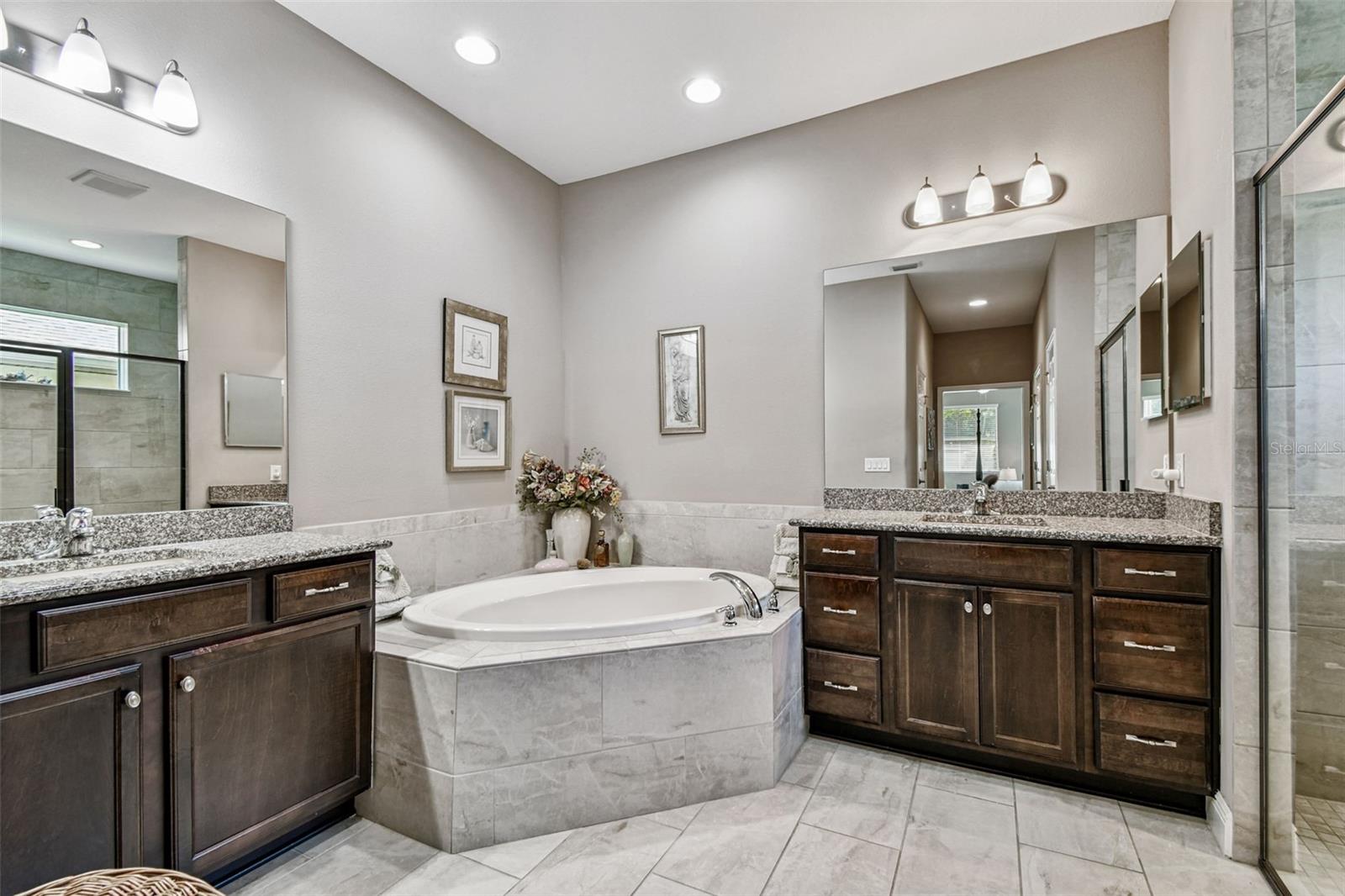 Listing photo id 22 for 2251 Highwood Court