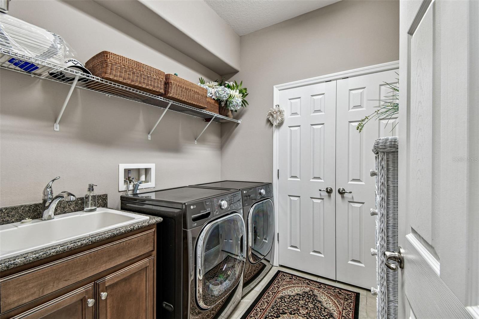 Listing photo id 36 for 2251 Highwood Court