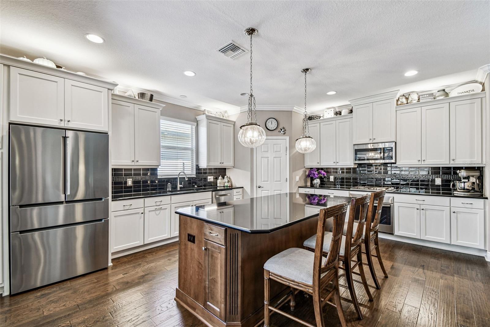 Listing photo id 2 for 2251 Highwood Court