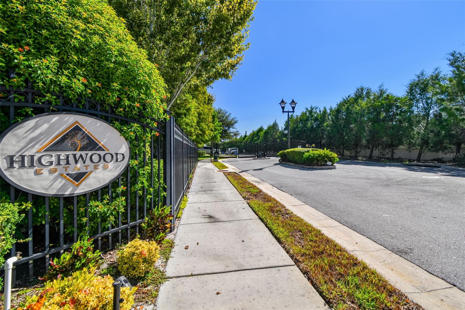 Listing photo id 52 for 2251 Highwood Court