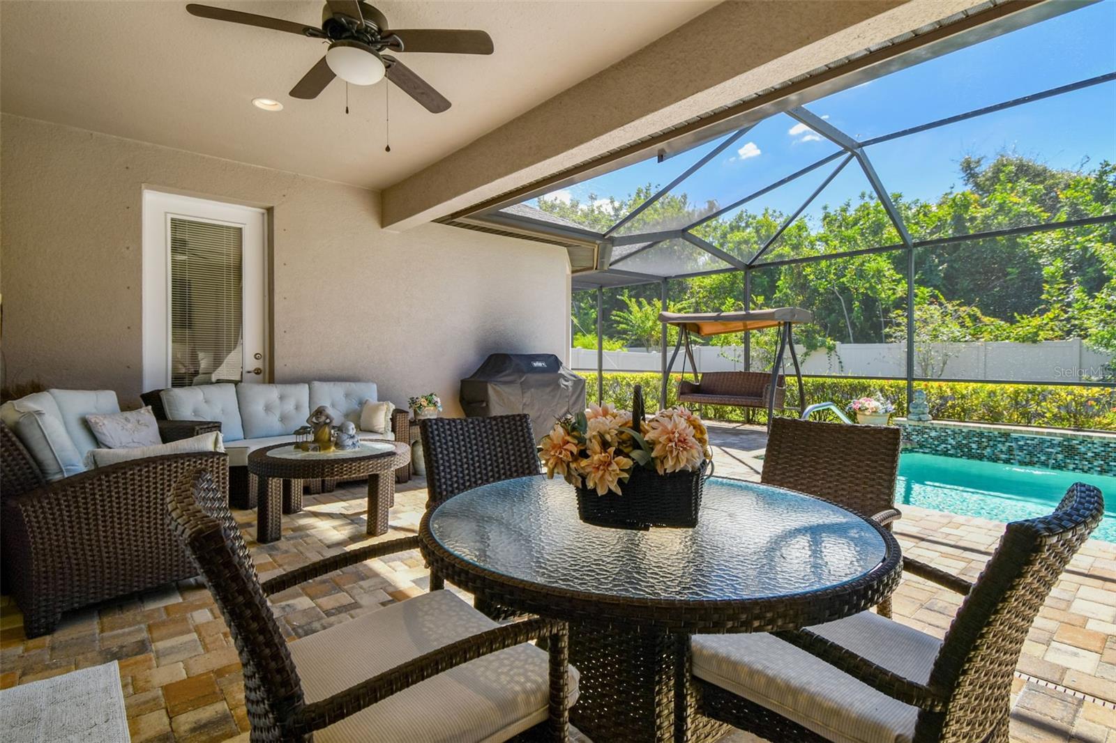 Listing photo id 4 for 2251 Highwood Court
