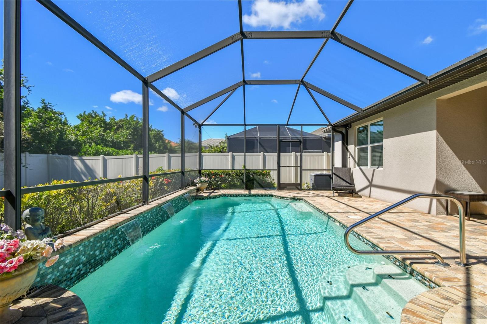 Listing photo id 5 for 2251 Highwood Court