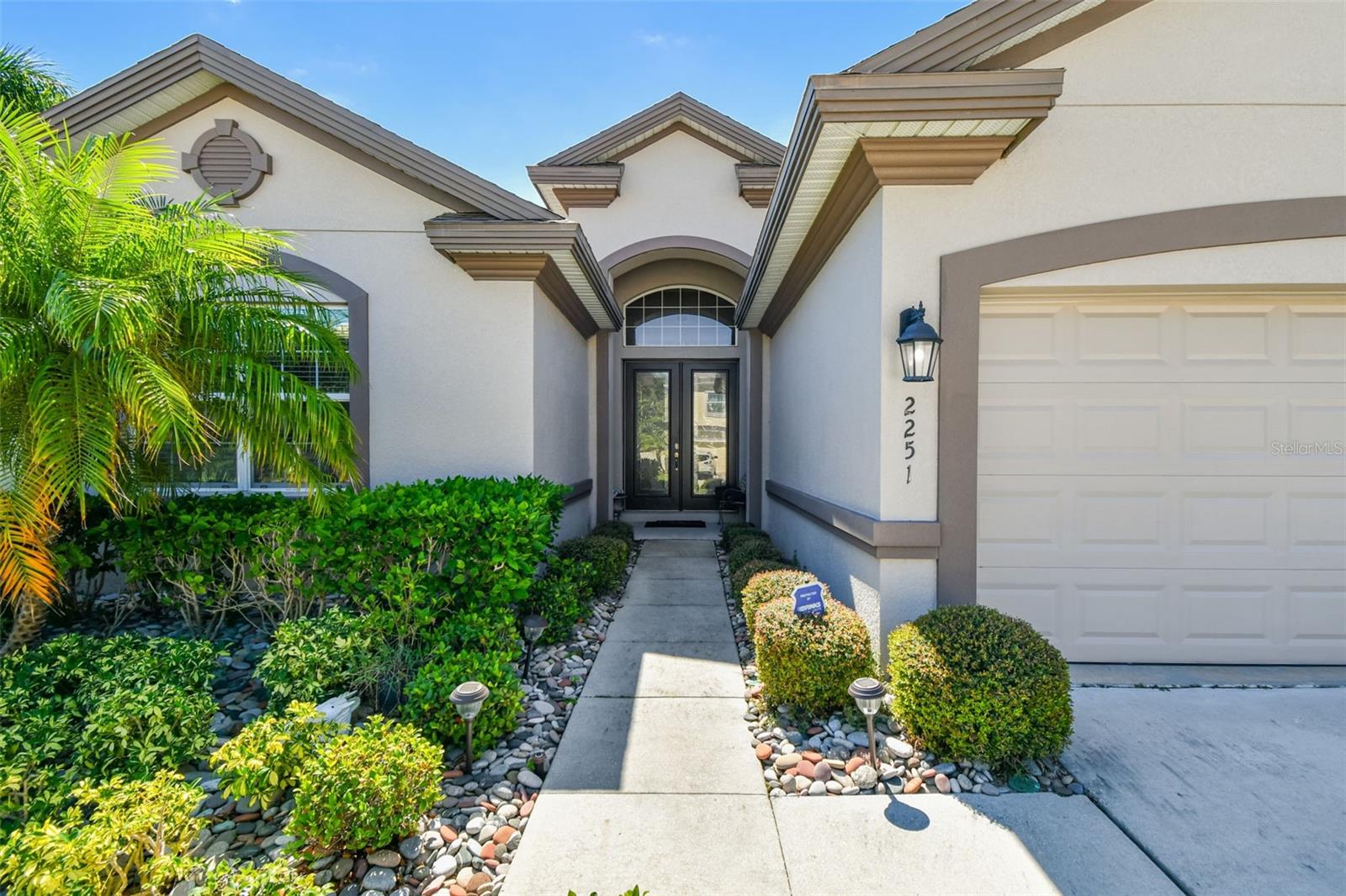 Listing photo id 6 for 2251 Highwood Court