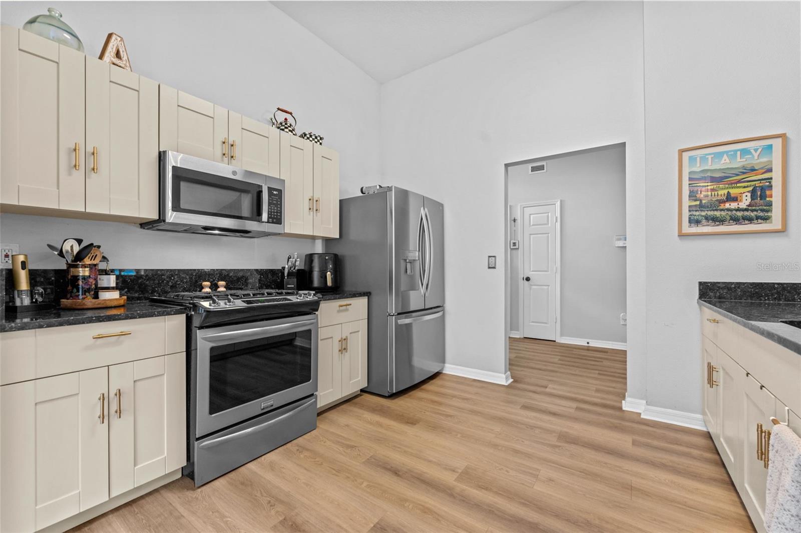 Listing photo id 3 for 1635 Hulett Drive