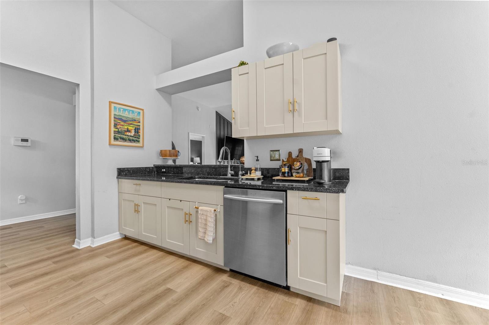 Listing photo id 4 for 1635 Hulett Drive