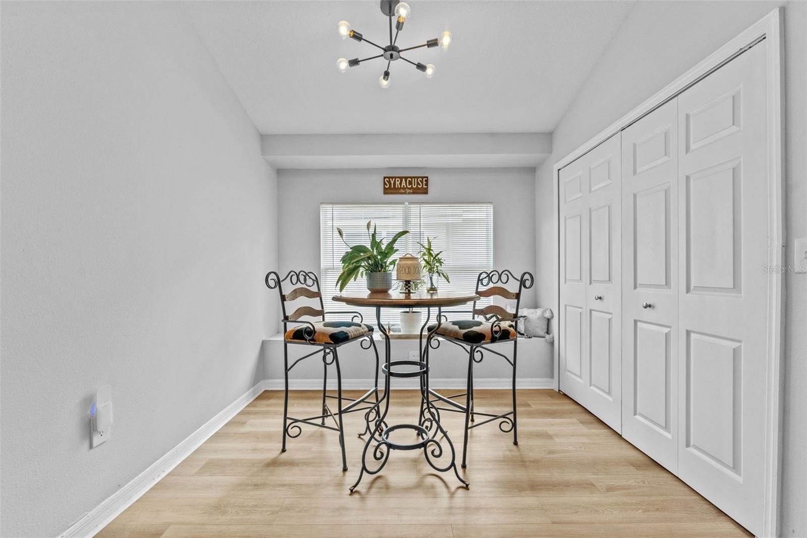 Listing photo id 5 for 1635 Hulett Drive