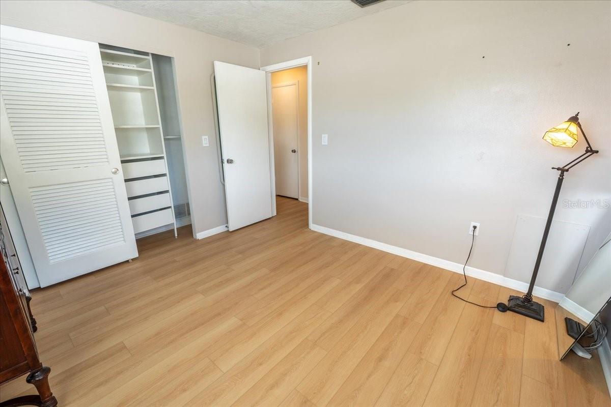 Image 11 of 25 For 861 Karen Street