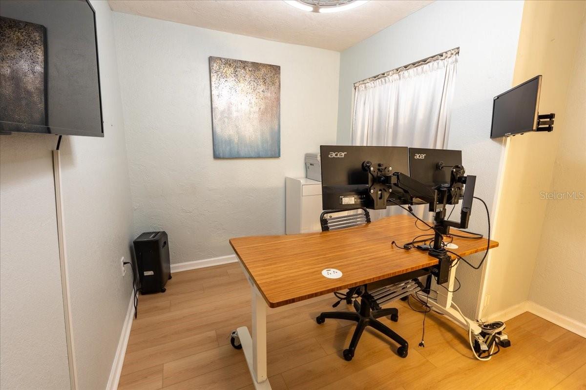 Image 13 of 25 For 861 Karen Street