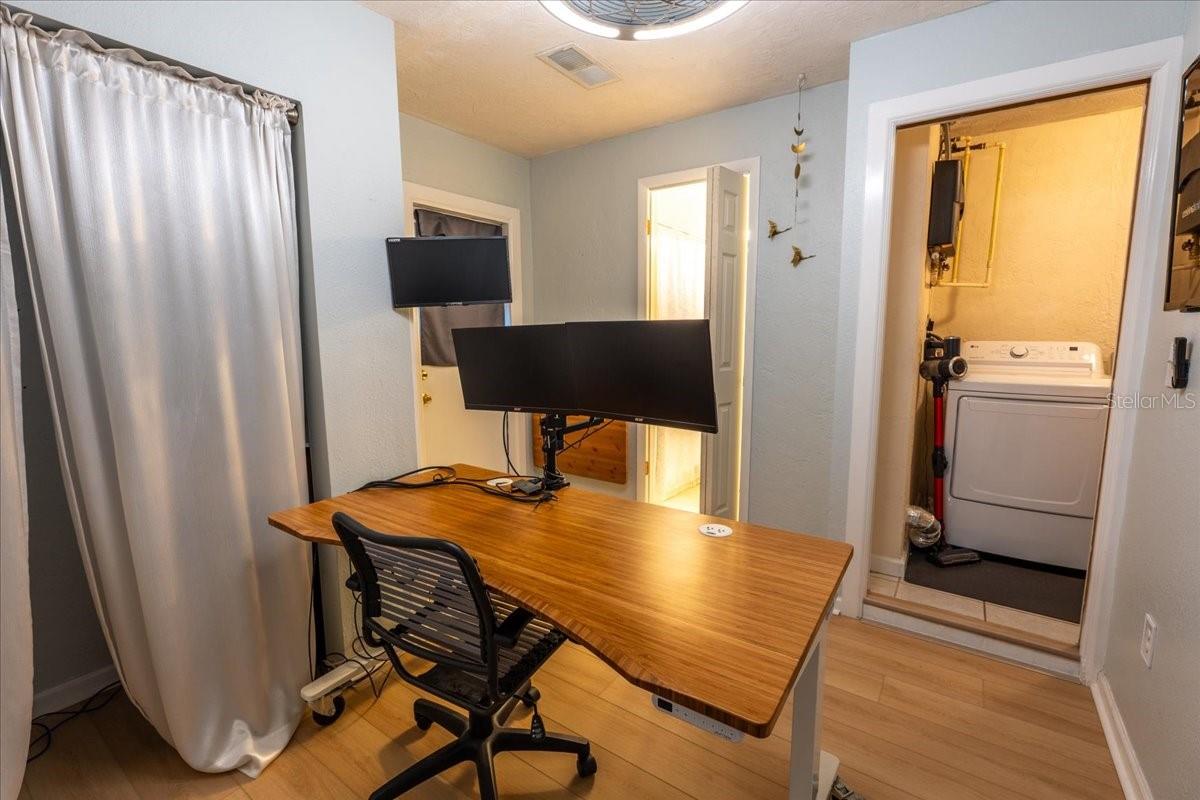 Image 14 of 25 For 861 Karen Street