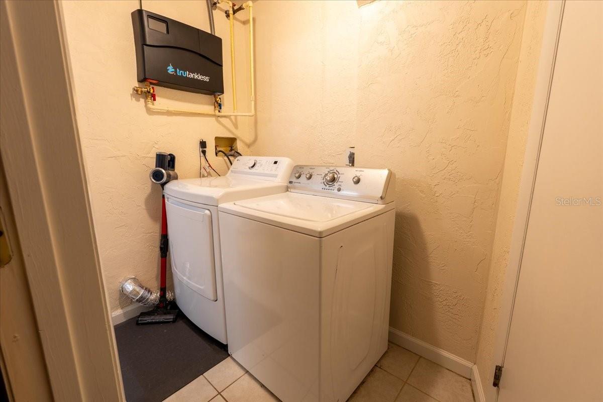 Image 16 of 25 For 861 Karen Street