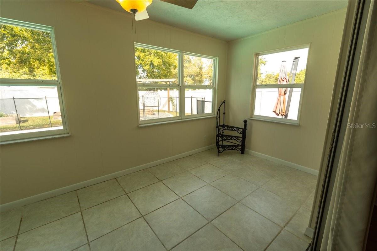 Image 7 of 25 For 861 Karen Street