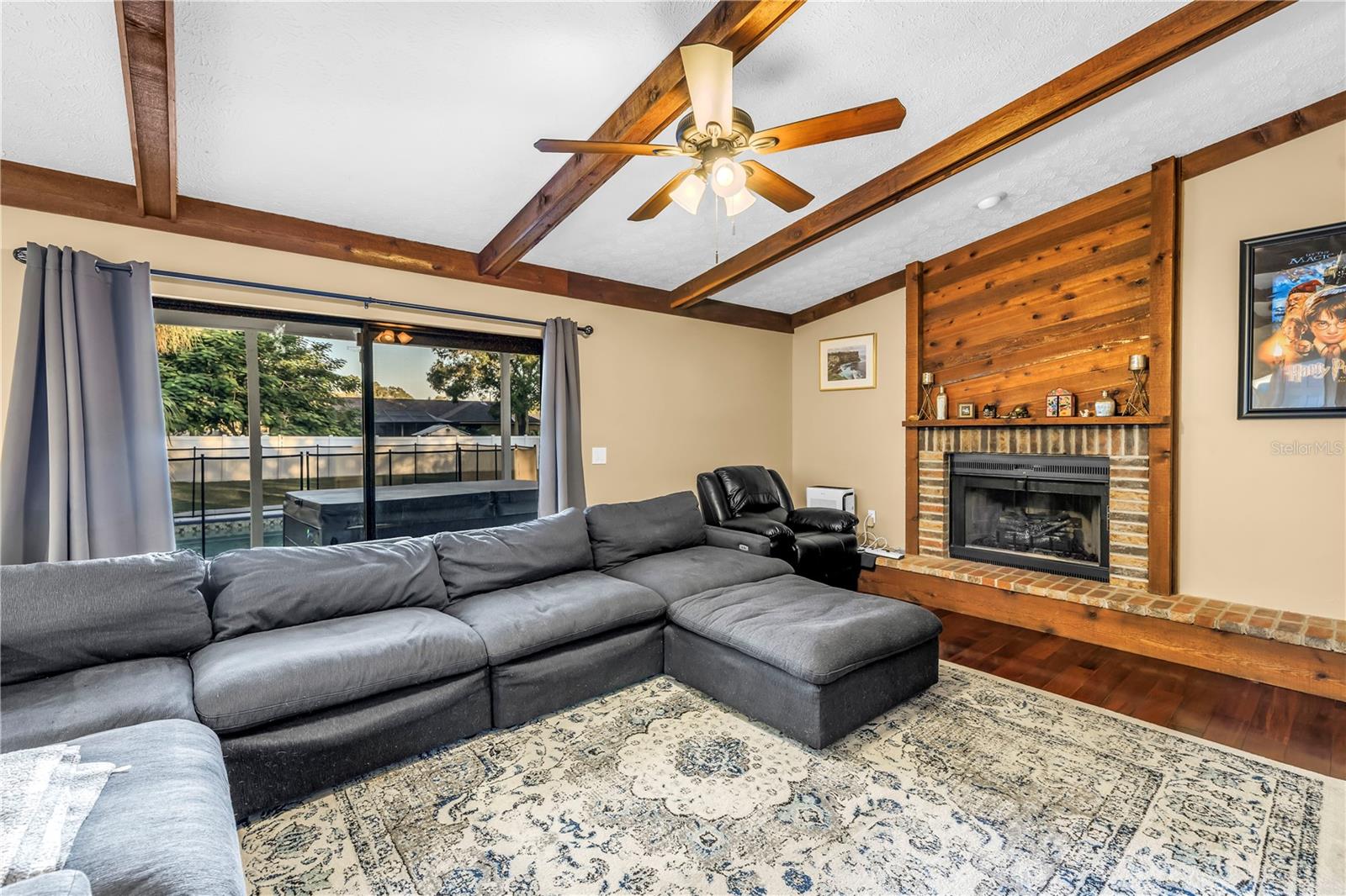 Image 16 of 47 For 18009 Lindawoods Street