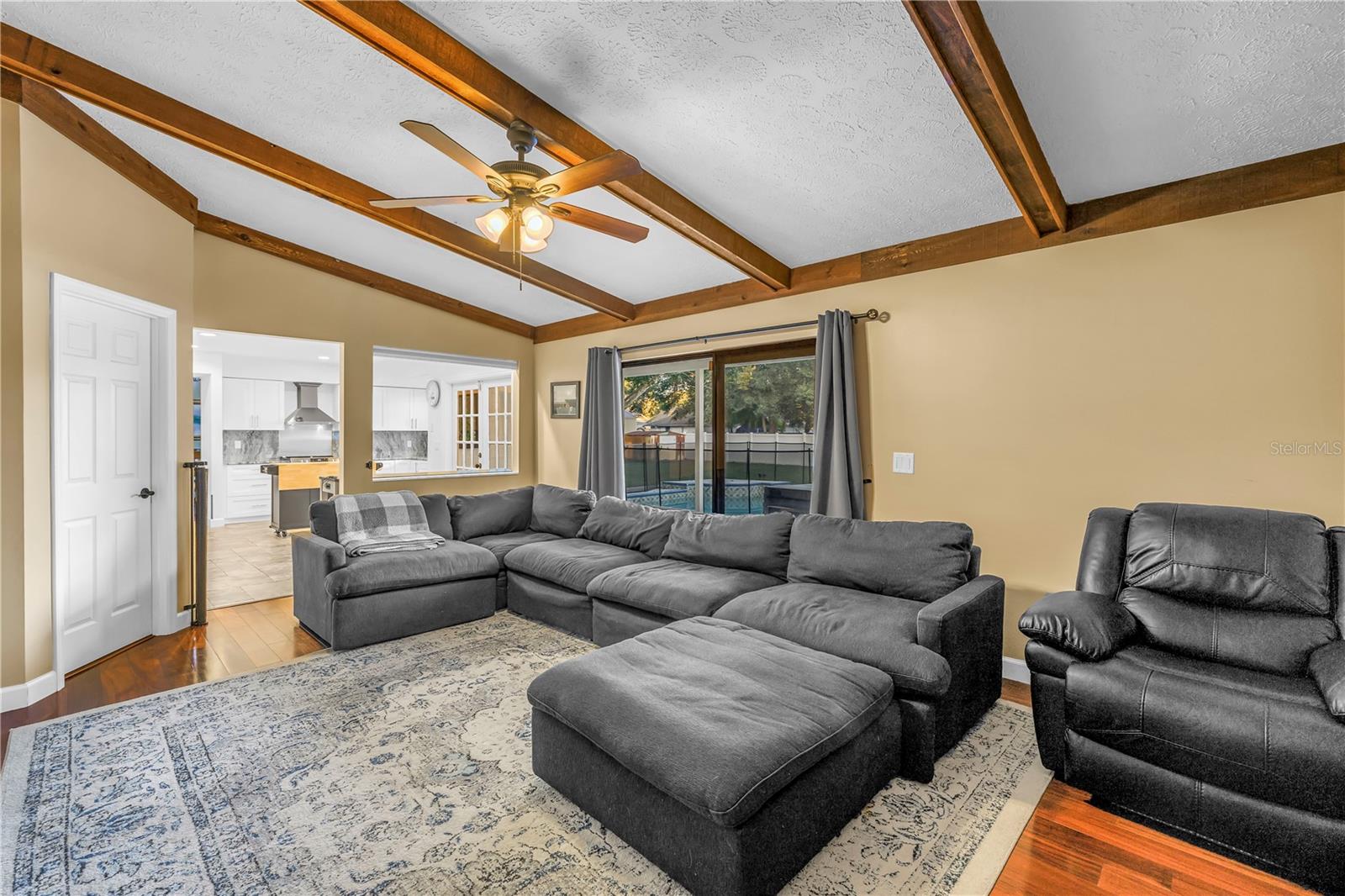 Image 17 of 47 For 18009 Lindawoods Street