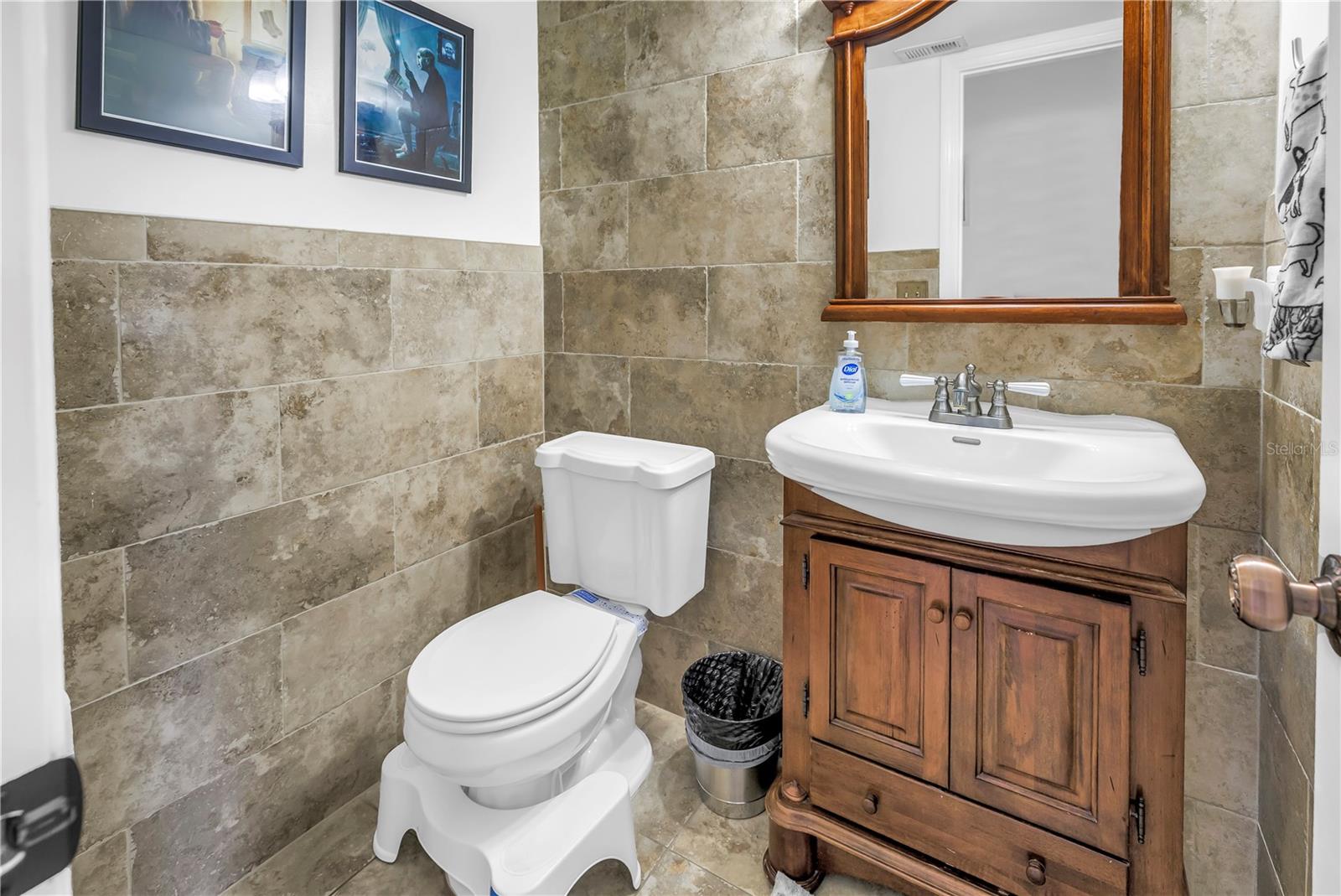 Image 19 of 47 For 18009 Lindawoods Street