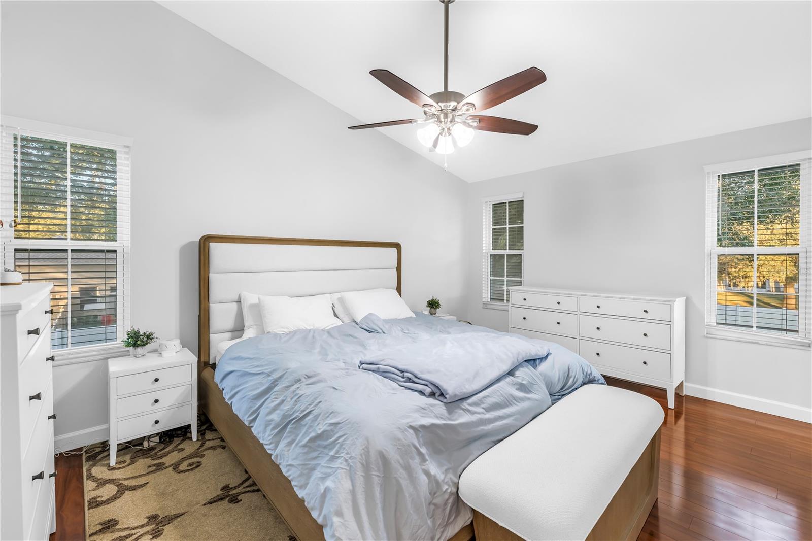 Image 21 of 47 For 18009 Lindawoods Street