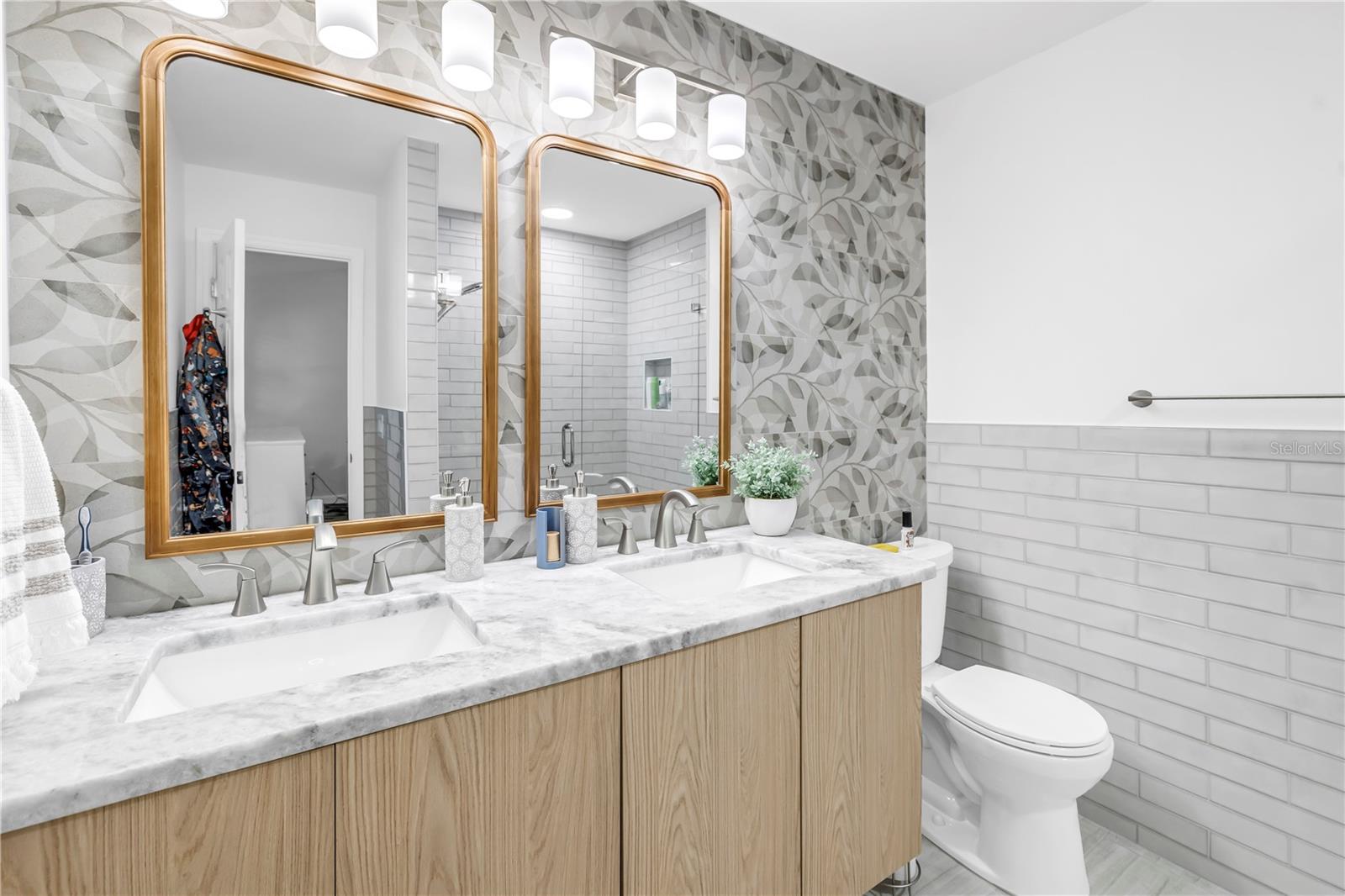 Image 22 of 47 For 18009 Lindawoods Street