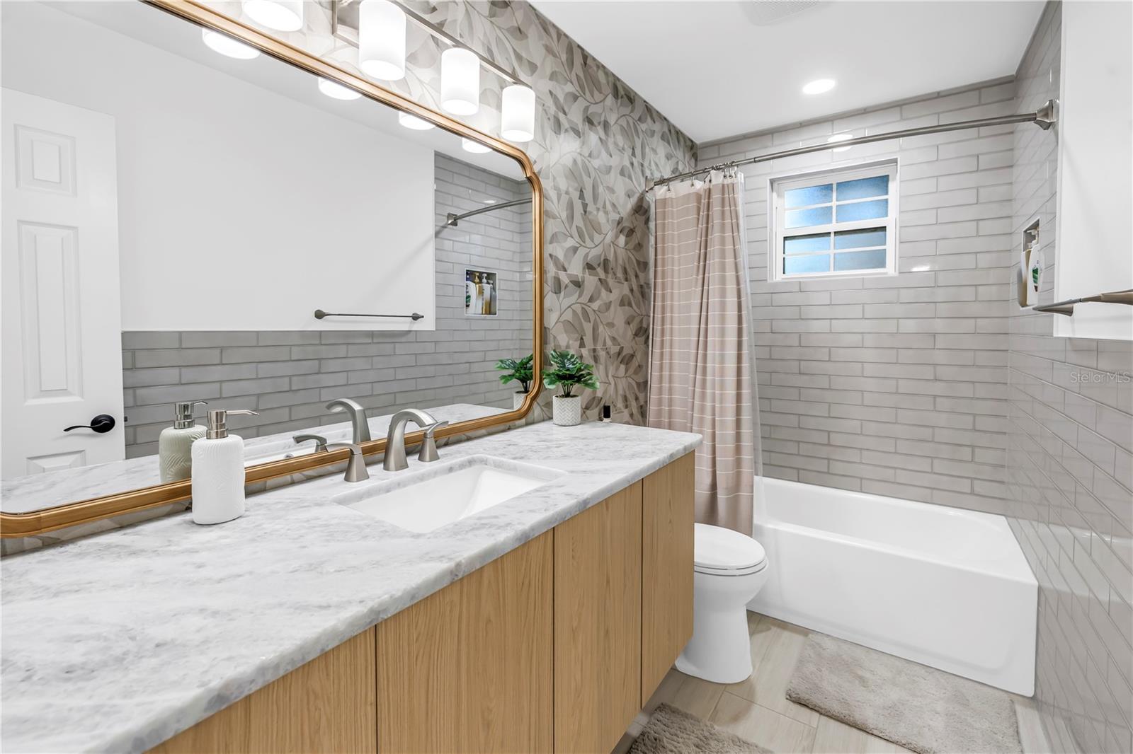 Image 27 of 47 For 18009 Lindawoods Street