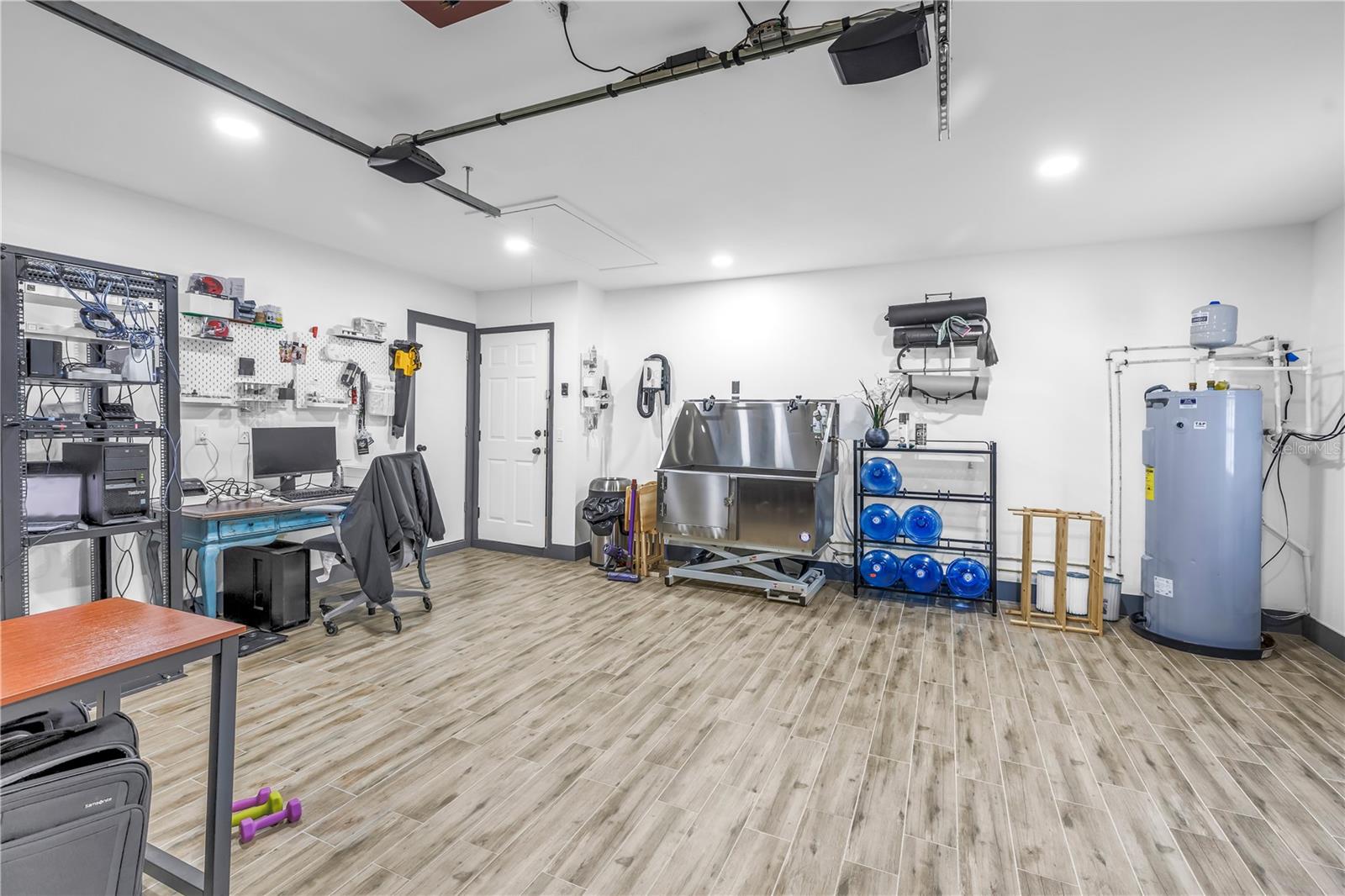 Image 34 of 47 For 18009 Lindawoods Street