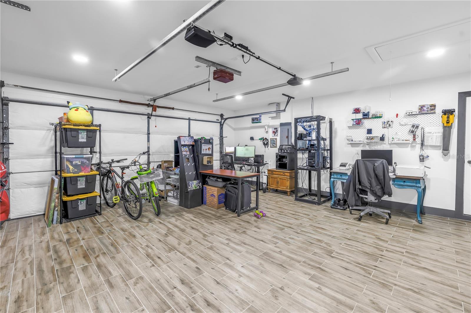 Image 37 of 47 For 18009 Lindawoods Street