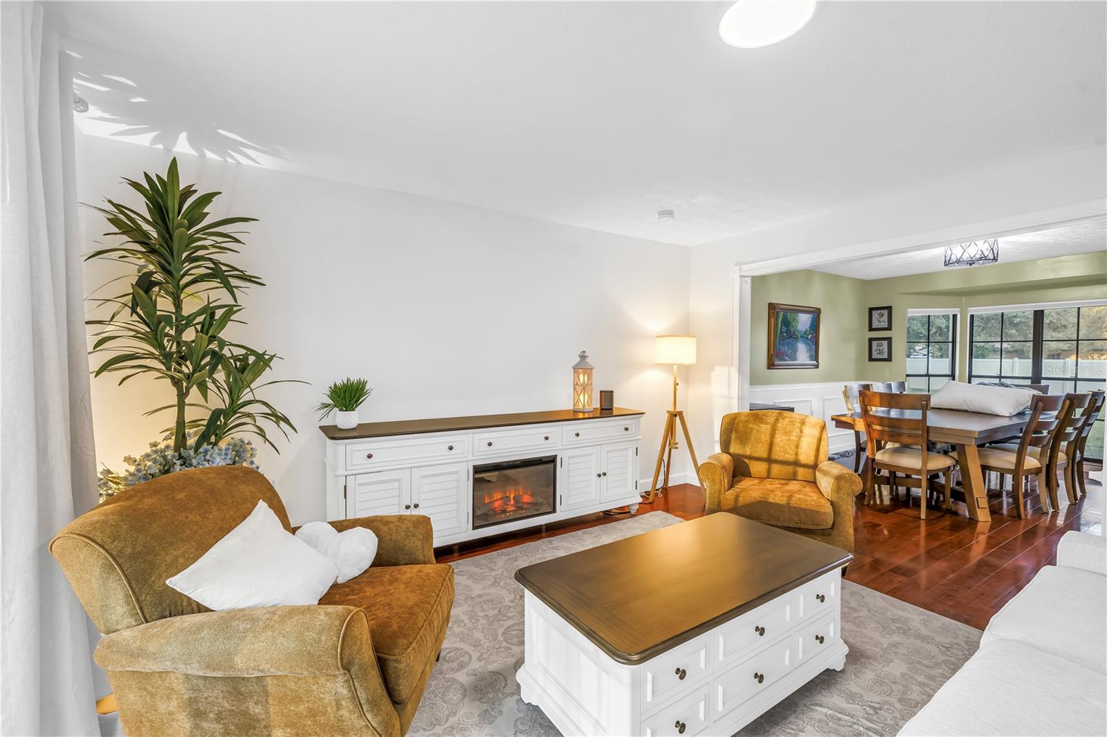 Image 8 of 47 For 18009 Lindawoods Street