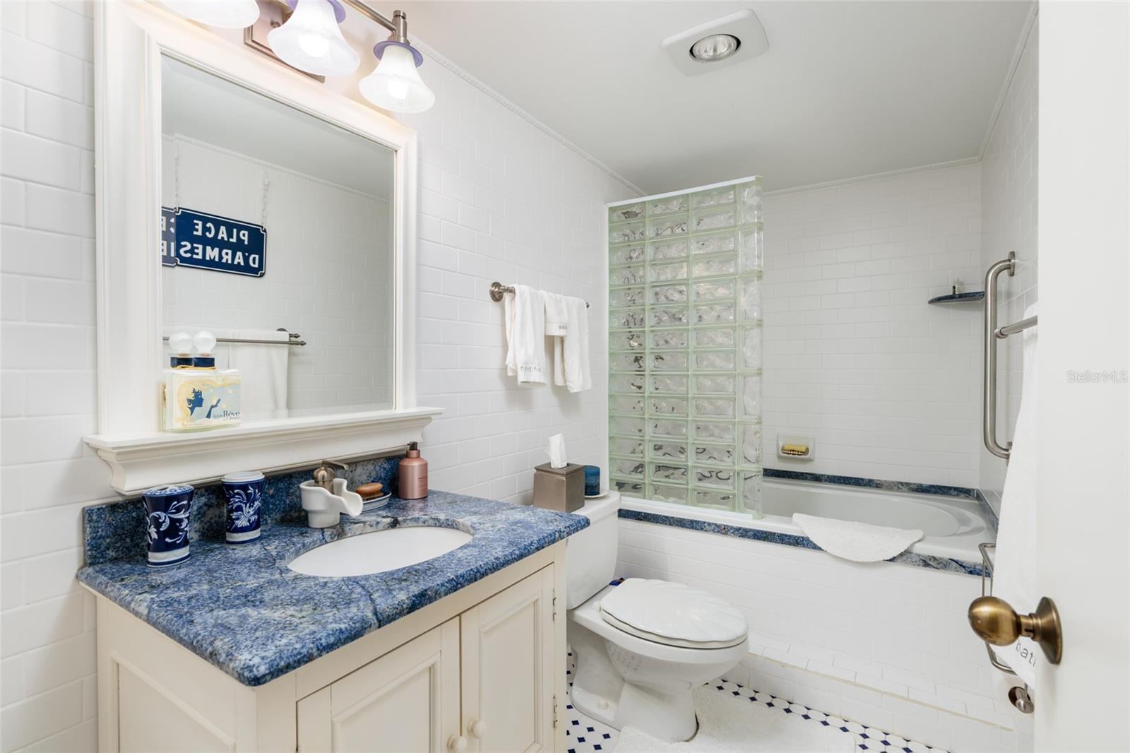 Image 38 of 100 For 2795 Kipps Colony Drive S 101-102