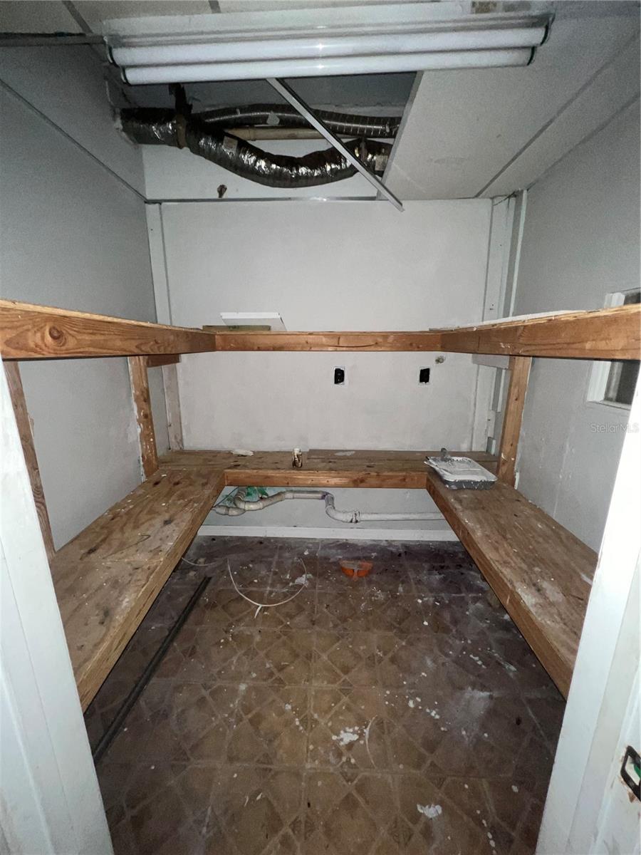 Image 2 of 9 For 1407 Betty Lane 1411