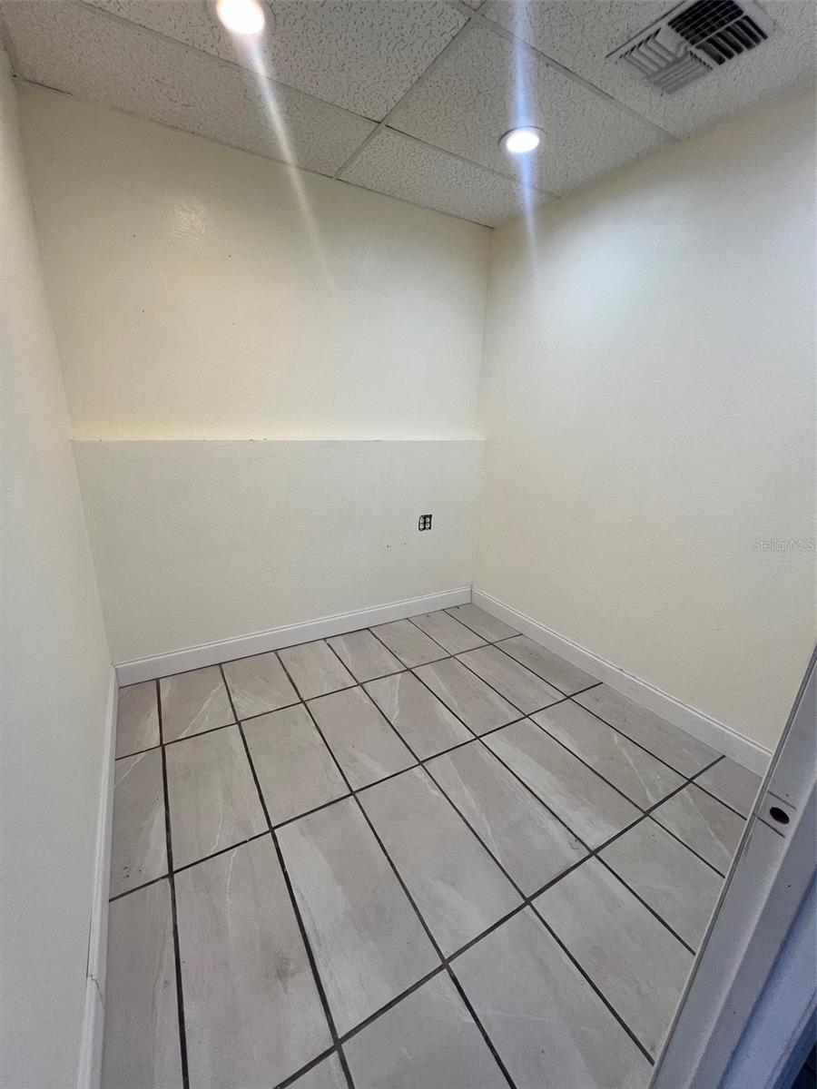 Image 3 of 9 For 1407 Betty Lane 1411