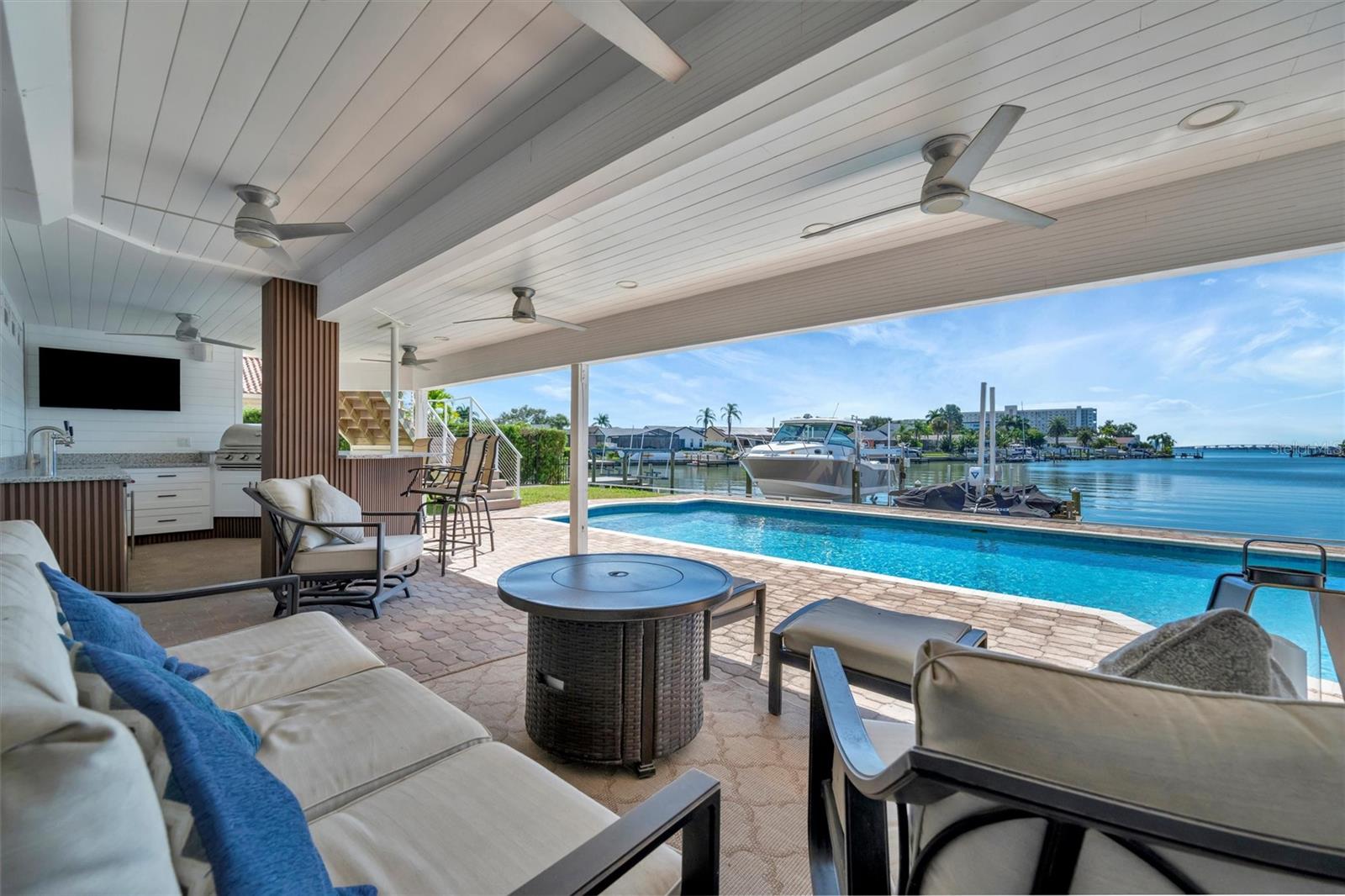 Listing photo id 23 for 5918 Skimmer Point Boulevard S