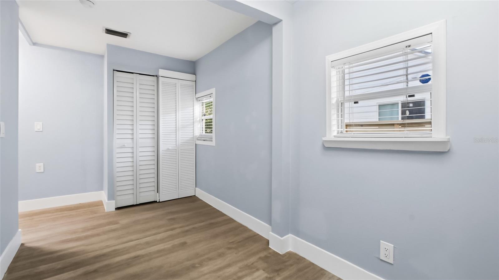 Image 12 of 31 For 2925 Clinton Street S