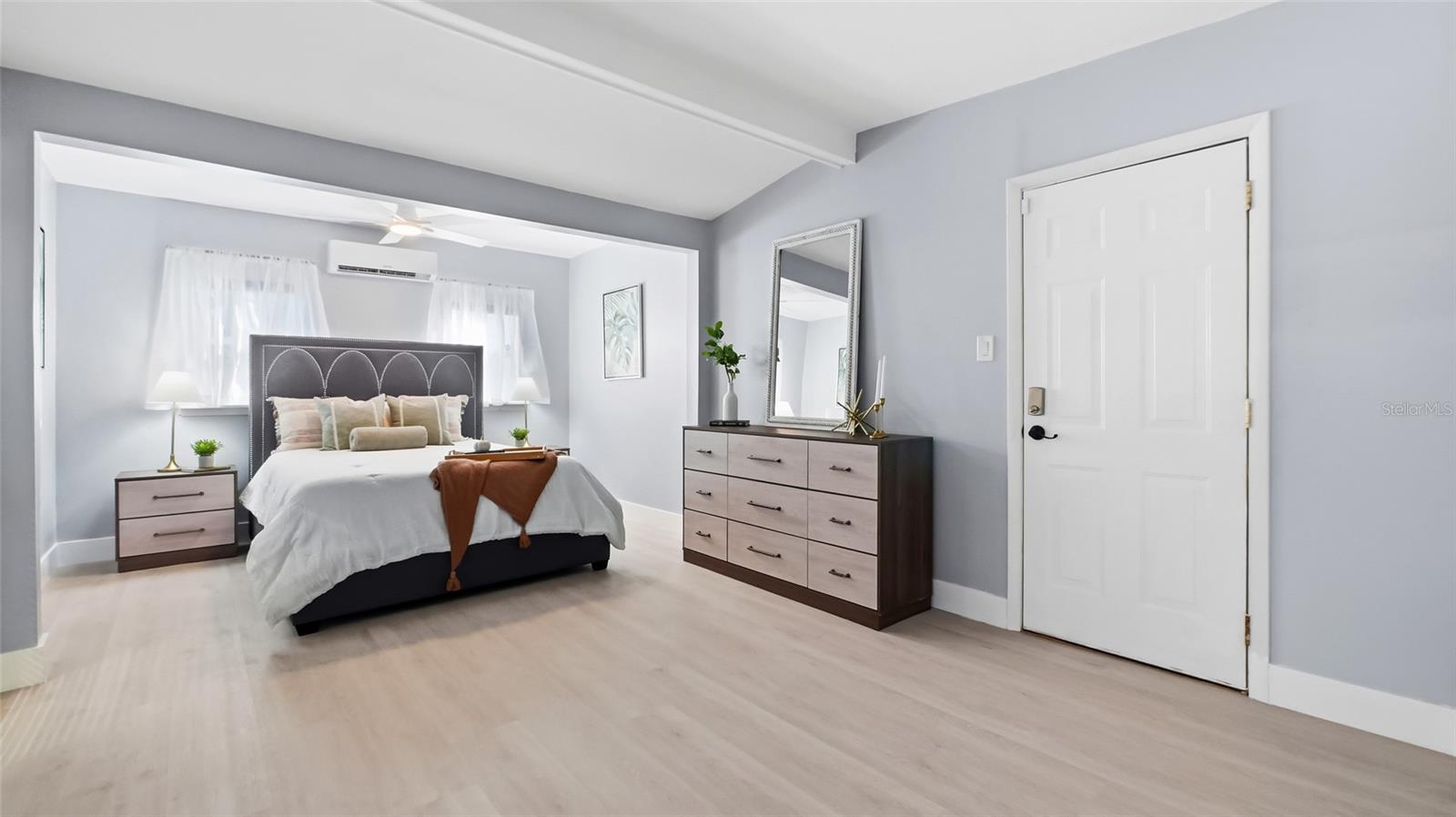 Image 14 of 31 For 2925 Clinton Street S