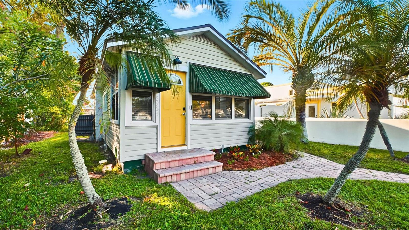 Image 2 of 31 For 2925 Clinton Street S