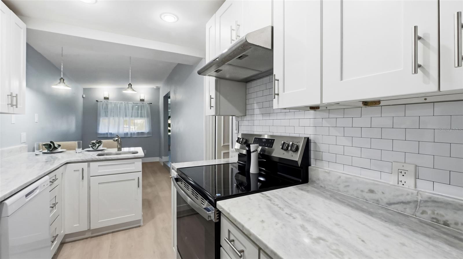 Image 9 of 31 For 2925 Clinton Street S