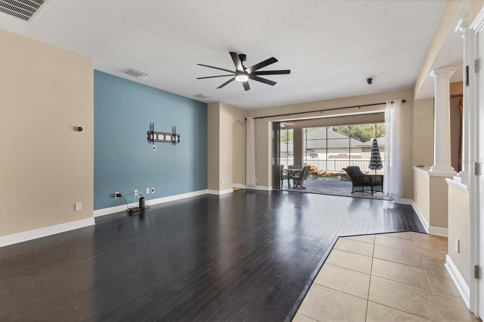 Listing photo id 4 for 9438 59th Street N