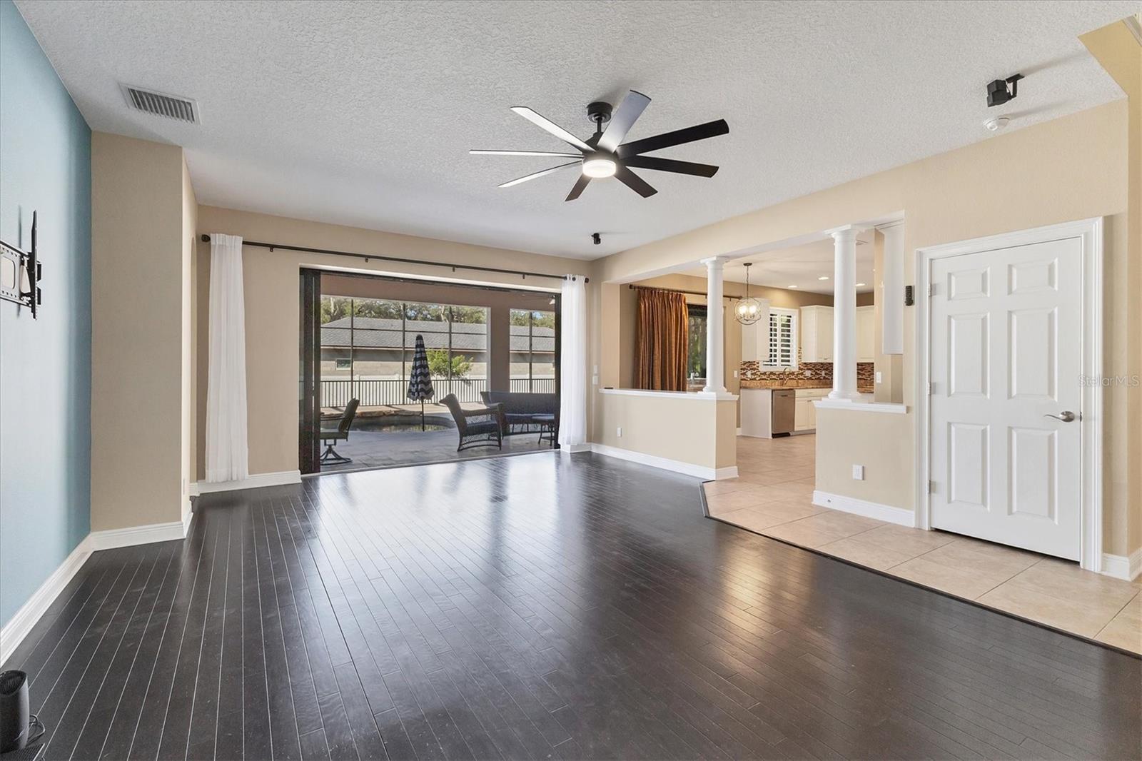 Listing photo id 5 for 9438 59th Street N