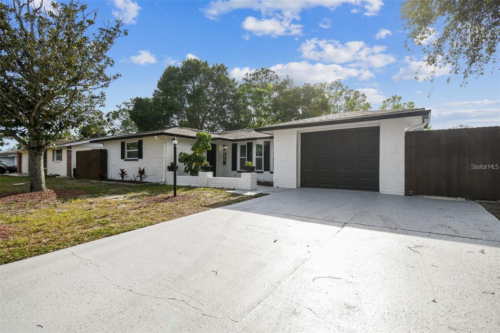 Listing photo id 1 for 11211 Meadow Drive