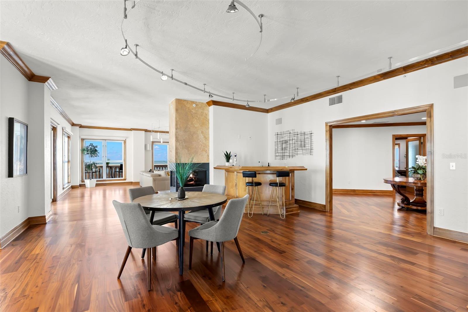 Listing photo id 25 for 288 Beach Drive Ne Ph-2a