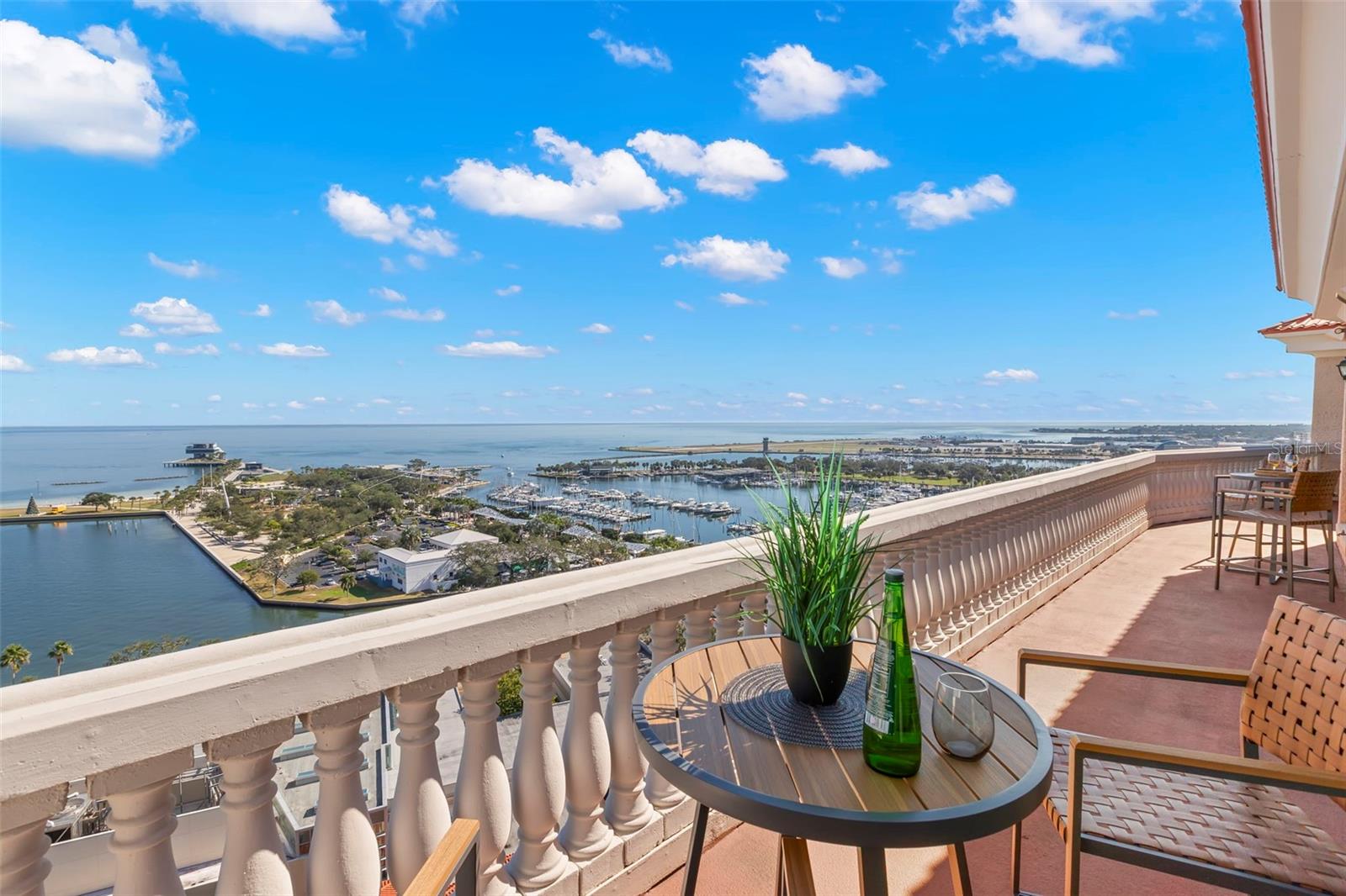 Listing photo id 2 for 288 Beach Drive Ne Ph-2a