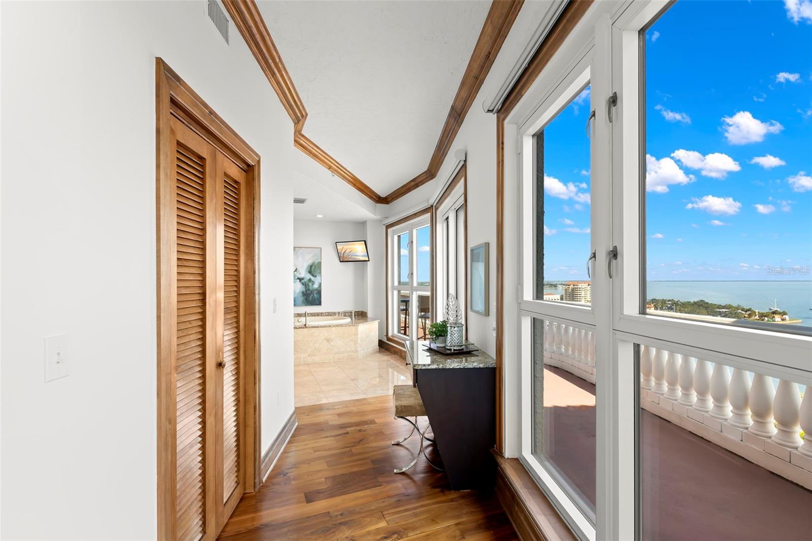 Listing photo id 52 for 288 Beach Drive Ne Ph-2a