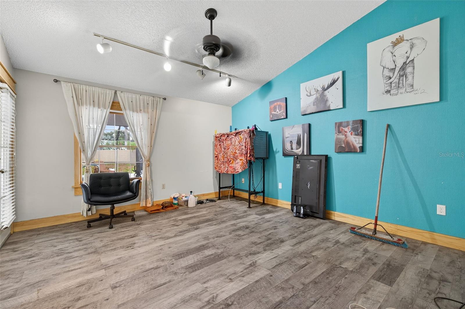 Image 24 of 41 For 3253 Montrose Circle