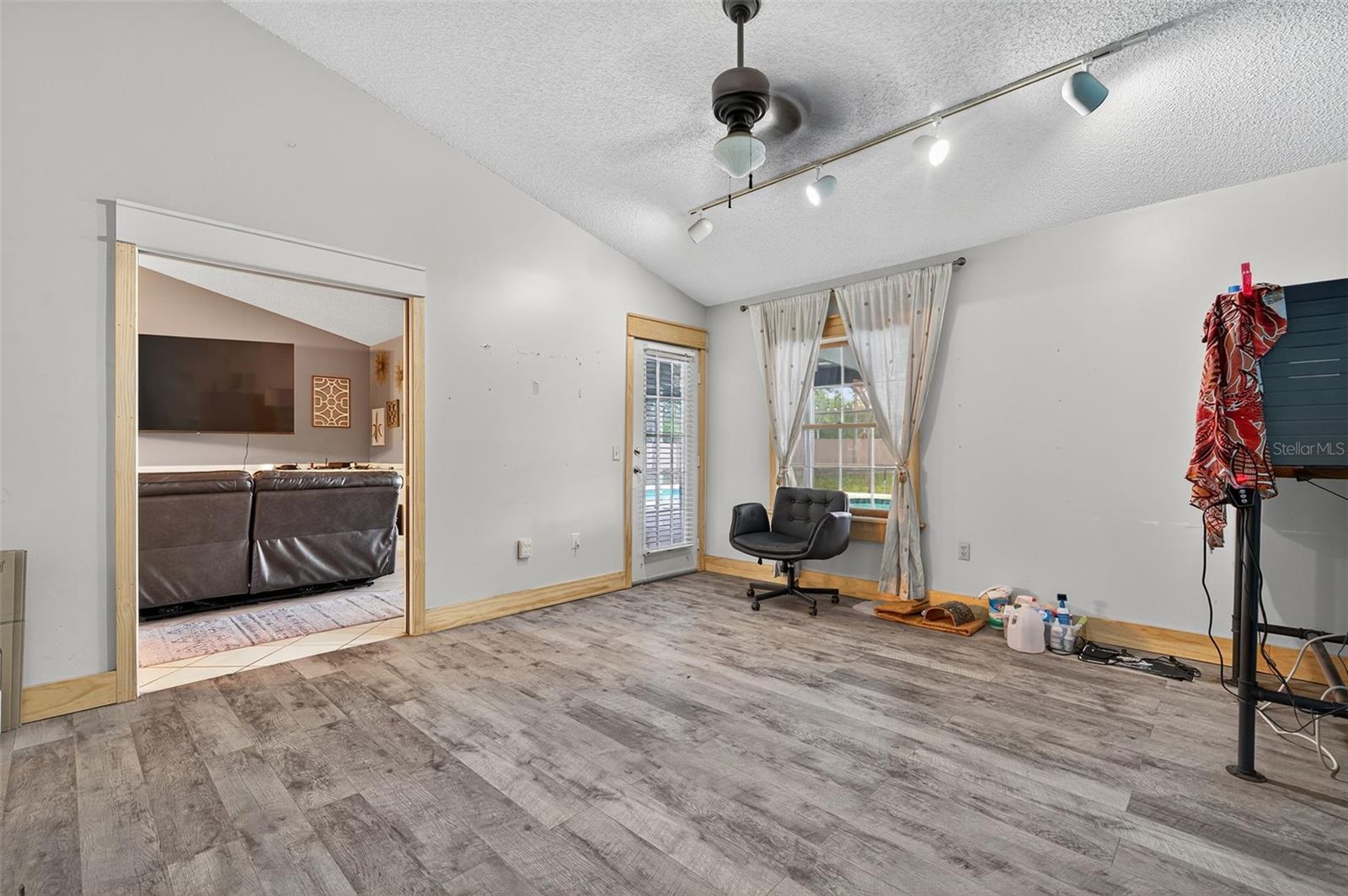 Image 25 of 41 For 3253 Montrose Circle