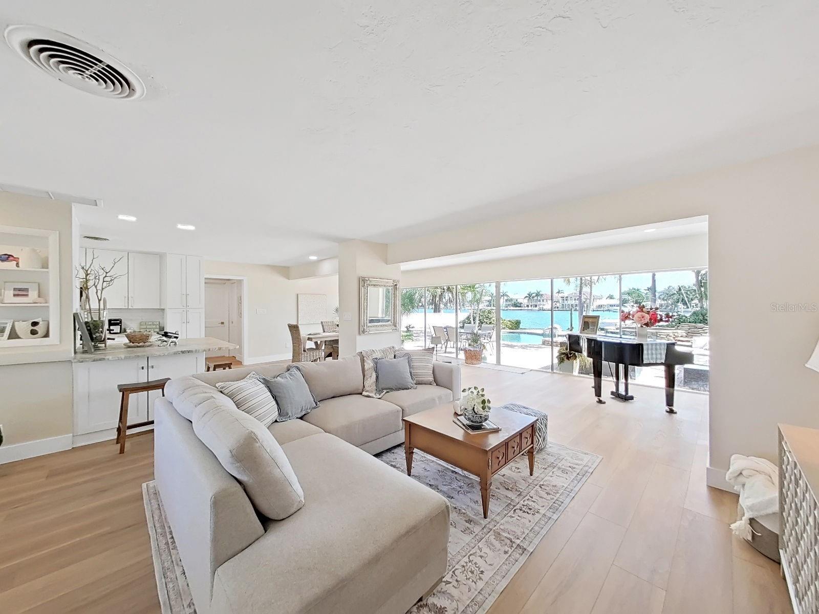 Listing photo id 10 for 339 Bath Club Boulevard S