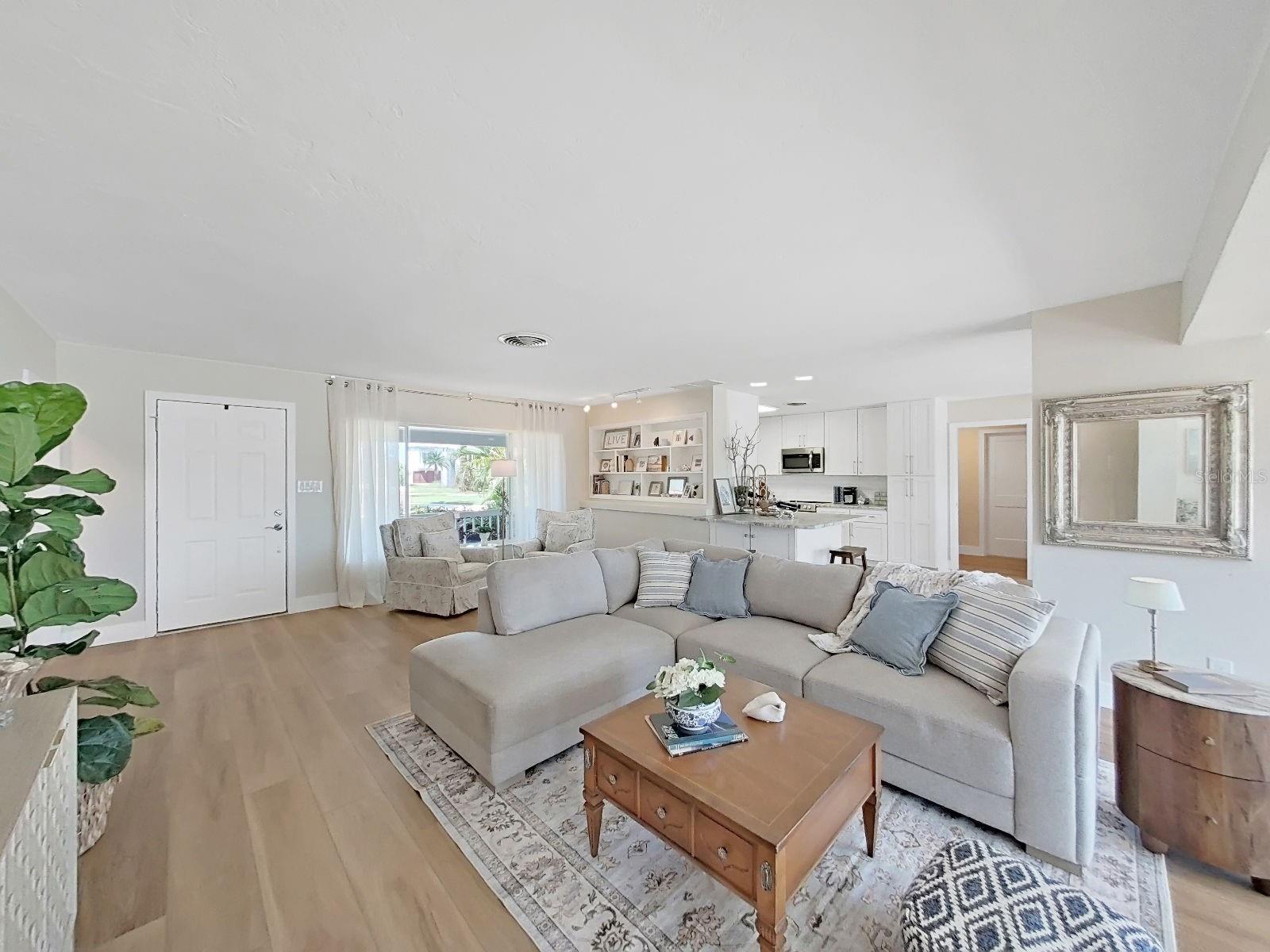 Listing photo id 11 for 339 Bath Club Boulevard S