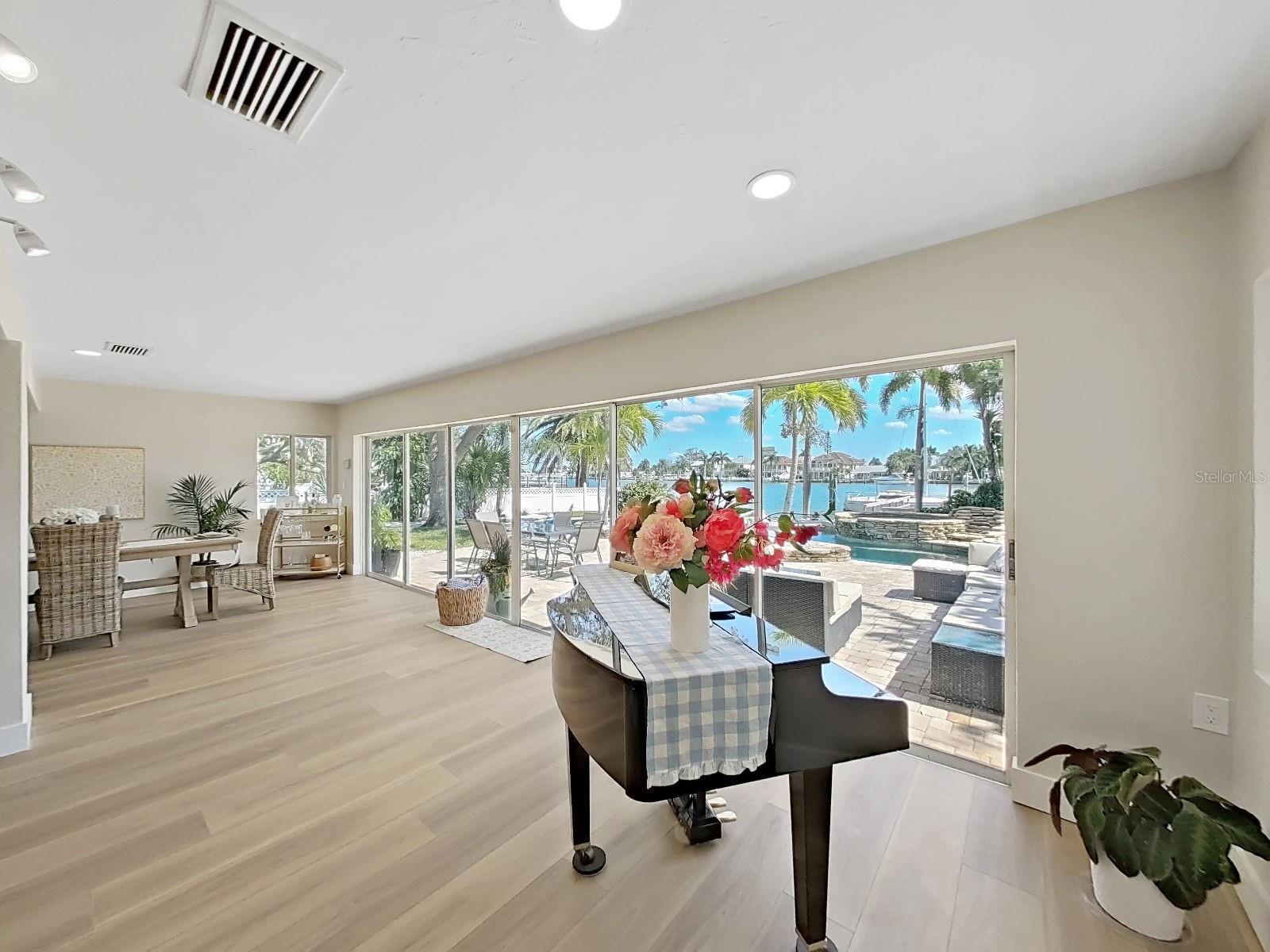 Listing photo id 13 for 339 Bath Club Boulevard S