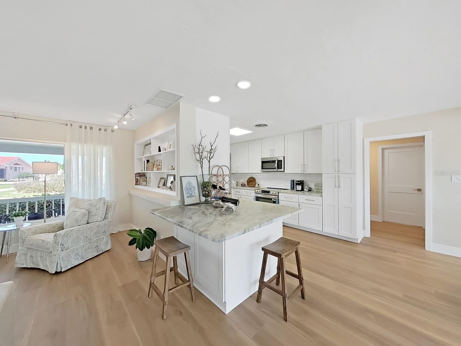 Listing photo id 14 for 339 Bath Club Boulevard S