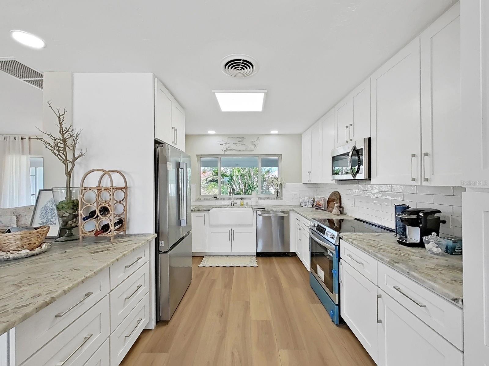 Listing photo id 15 for 339 Bath Club Boulevard S