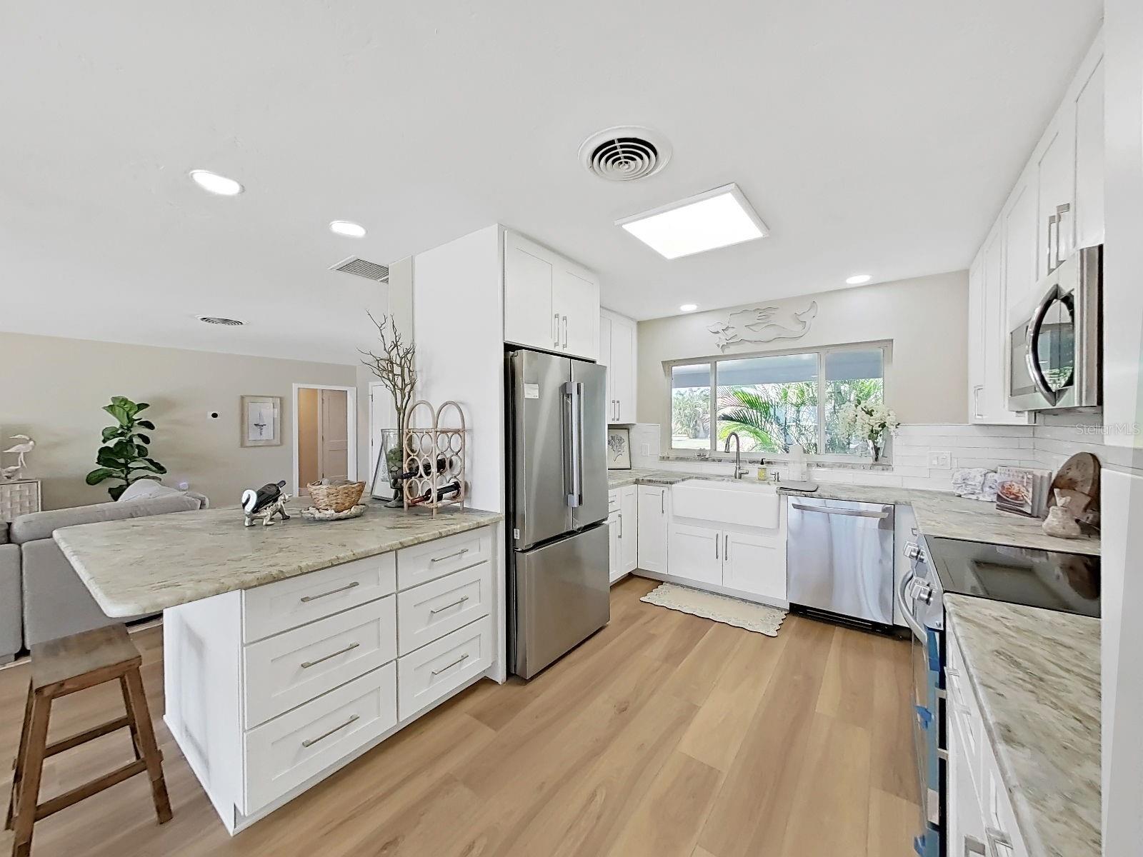 Listing photo id 16 for 339 Bath Club Boulevard S