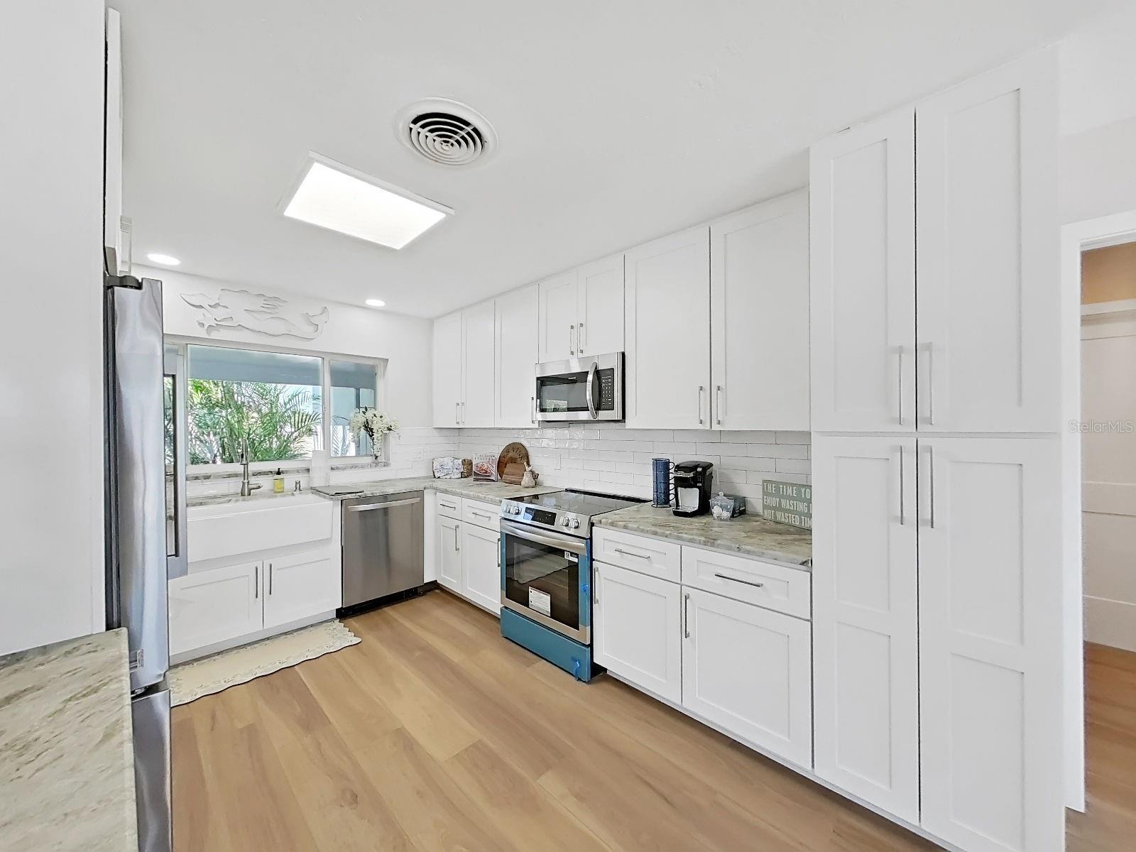 Listing photo id 17 for 339 Bath Club Boulevard S