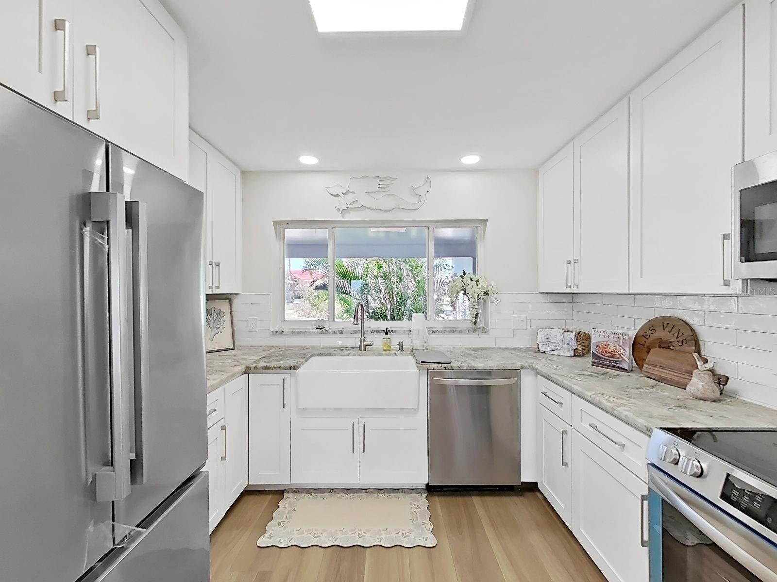 Listing photo id 18 for 339 Bath Club Boulevard S